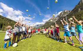 ...findet auf dem Naturrasenplatz des benachbarten Hotel Alpins zu bestimmten Terminen statt.